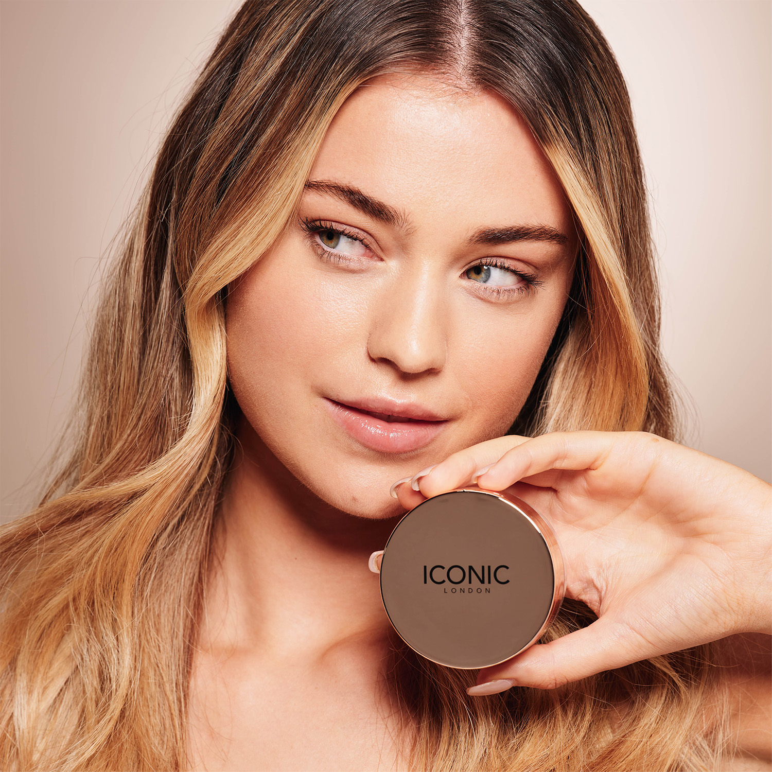 VELVET BLUR TRANSLUCENT SETTING POWDER BY ICONIC LONDON (POLVO TRASLÚCIDO FIJADOR PARA ROSTRO)